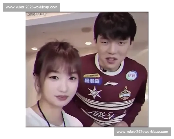 杨瀚森选秀西装暗藏甜蜜密码！疑似女友曝光，青梅竹马清纯般配